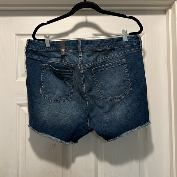 NEW Torrid Feel The Fit Mid Rise Cut Off Blue Distressed Denim Sz 18 Jean Shorts - Picture 4 of 5